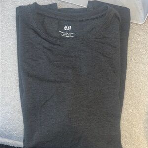 H&M Men's gray crew neck slim fit shirt size medium